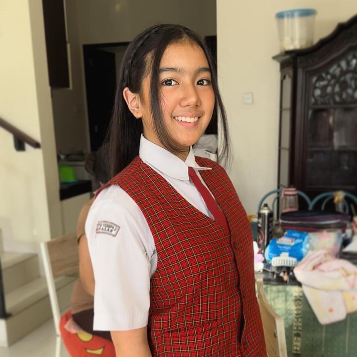 <p>Saat ini Leticia sudah beranjak remaja, Bunda. Kita doakan, semoga ia tumbuh menjadi anak berprestasi dan membanggakan orang tuanya, ya. (Foto: Instagram @winatalia)</p>