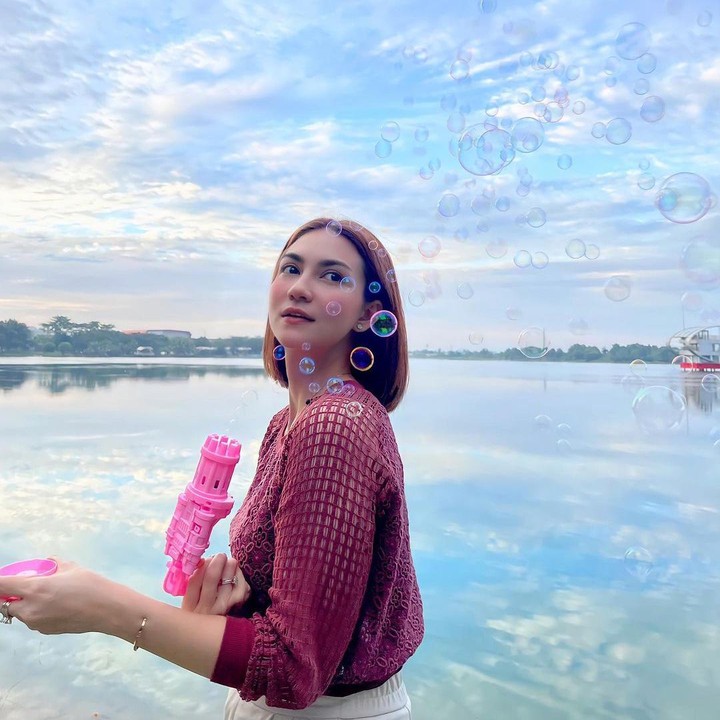 <p>Di usia 33 tahun, Alessia tetap aktif menjalani profesinya. Ia juga disibukkan dengan aktivitas bersama keluarga kecilnya, lho. (Foto: Instagram @alessia89cestaro)</p>