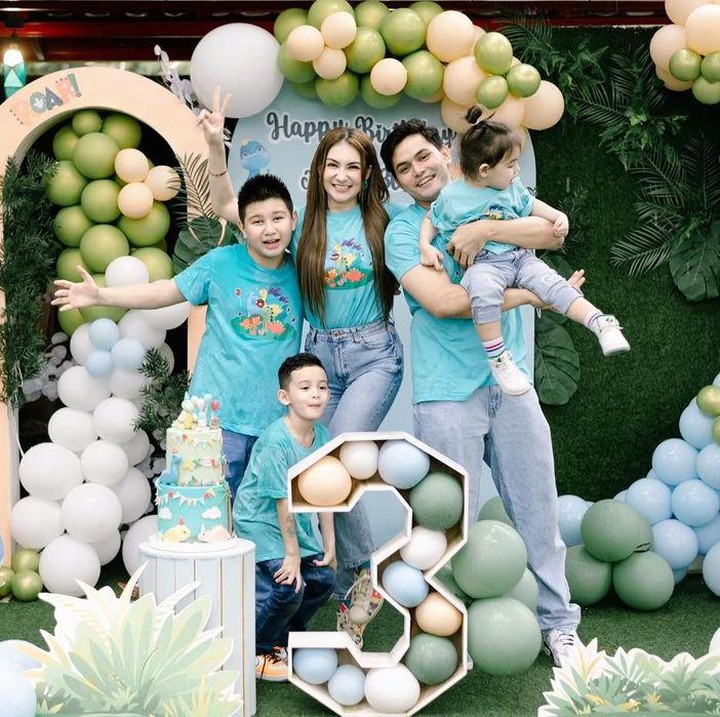 <p>Putra sulungnya, Gio kini sudah duduk di bangku SMP. Belum lama ini, Alessia juga sibuk mendampingi anak keduanya, Xaquil di hari pertama masuk SD. Sementara itu, Alessia juga merayakan ulang tahun si bungsu, Rex yang baru berusia 3 tahun. (Foto: Instagram @alessia89cestaro)</p>