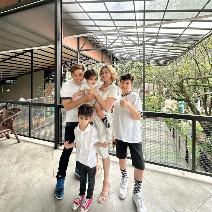<p>Bintang sinetron <em>Jodoh Wasiat Bapak</em> ini menjadi Bunda 3 anak untuk Gio Diezel Affandy, Xaquil Aflah Affandy, dan Rex Axelo Affandy. Sejak menjadi Bunda, Alessia selalu terlihat sibuk membagi waktu antara bekerja dan mengurus anak-anak. (Foto: Instagram @alessia89cestaro)</p>
