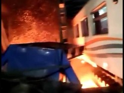 KA Brantas Tujuan Blitar Tabrakan dengan Truk hingga Timbul Ledakan