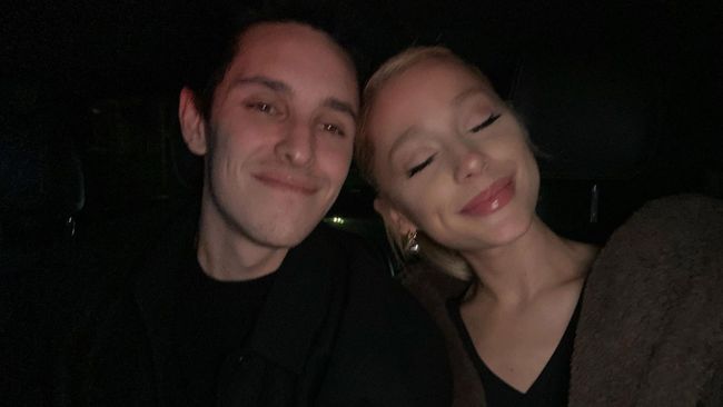 Ariana Grande dan Dalton Gomez resmi bercerai setelah keduanya berpisah pada Juli 2023.