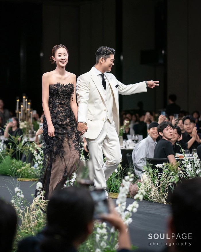 Aura bahagia keduanya terpancar di hadapan para tamu yang hadir karena akhirnya mereka akan berbagi kehidupan bersama dalam bahtera rumah tangga setelah menjalin hubungan kencan selama 3 tahun lamanya./ Foto: instagram.com/choiza11