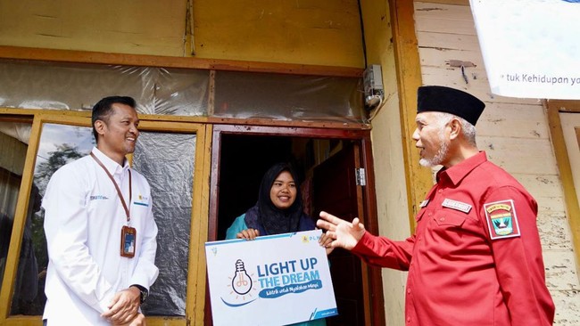 Program sambung listrik gratis hasil donasi pegawai PLN hingga Juli ini telah menyentuh 11.819 keluarga kurang mampu di berbagai daerah di Indonesia.