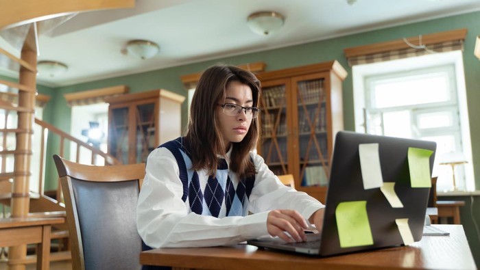 Contoh deskripsi diri di CV untuk mahasiswa/Foto: Pexels/Yaroslav Shuraev
