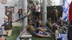 FOTO: Protes ke Pemerintah, Demonstran Duduki Markas Kemenhan Israel