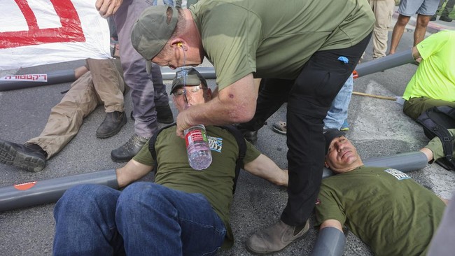 FOTO: Protes ke Pemerintah, Demonstran Duduki Markas Kemenhan Israel