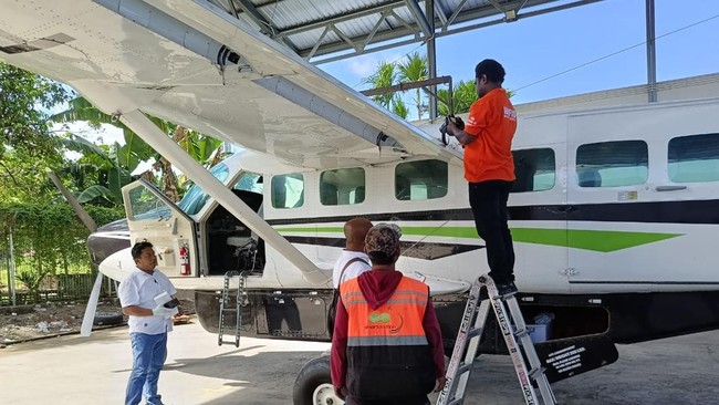 Tim Polres Nabire menemukan ada empat lubang di pesawat Smart Air yang diduga ditembak KKB di Intan Jaya.