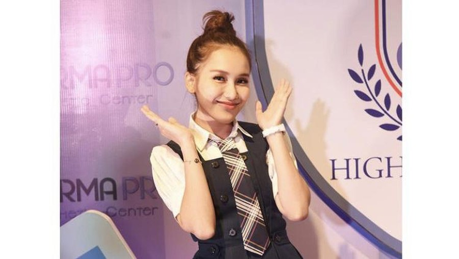 Gaya Ayu Ting Ting Pakai Seragam Sekolah
