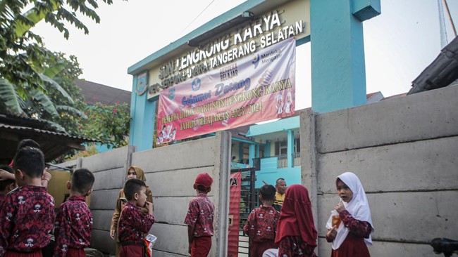 SDN Lengkong Karya 1 di Tangsel akses masuknya dihalang tembok warga pemilik lahan, pemkot pun bermaksud menggeser gerbang sekolah itu.