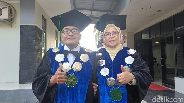 Pasutri peraih gelar guru besar bersama di Universitas Muhammadiyah Purwokerto, Selasa (18/7/2023).