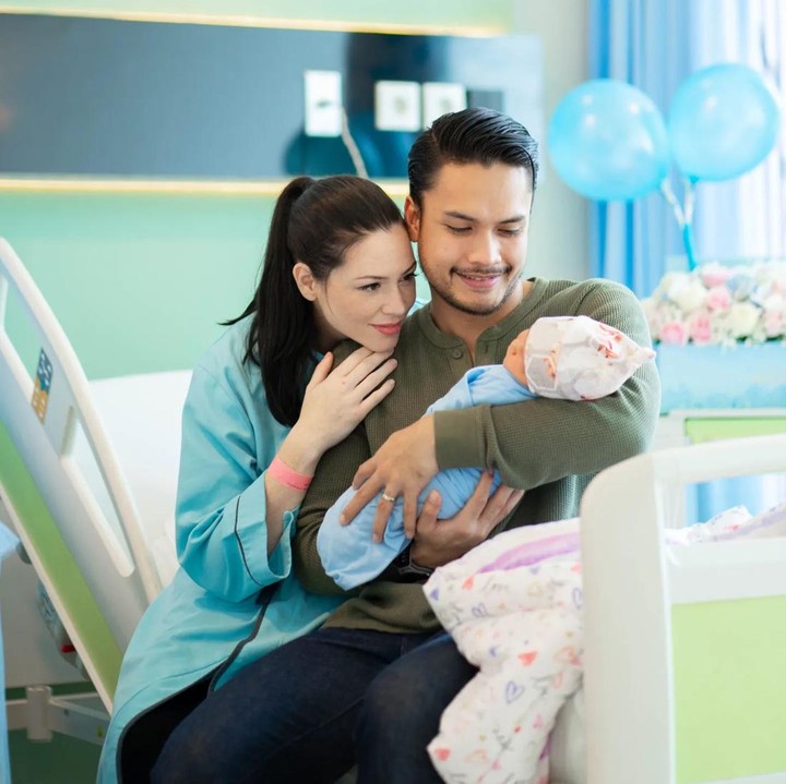 <p>Sementara itu, anak keduanya yang berjenis kelamin laki-laki ini baru saja lahir pada 21 Juni 2023 lalu, Bunda. Ia pun menungkap nama anak keduanya ini, yakni Asher Griffin Pangalila. "Puji syukur kepada Tuhan Yesus Kristus atas hari yang sangat indah ini. Rabu 21 juni 2023 tepat pukul 14.49 wib. Anak ke dua kami Asher Griffin Pangalila telah lahir dengan sehat dan selamat. Serta istri saya diberikan keselamatan dan kesehatan," ujar Randy dalam akun<em> Instagram</em>-nya. (Foto: Instagram @randpunk)</p>