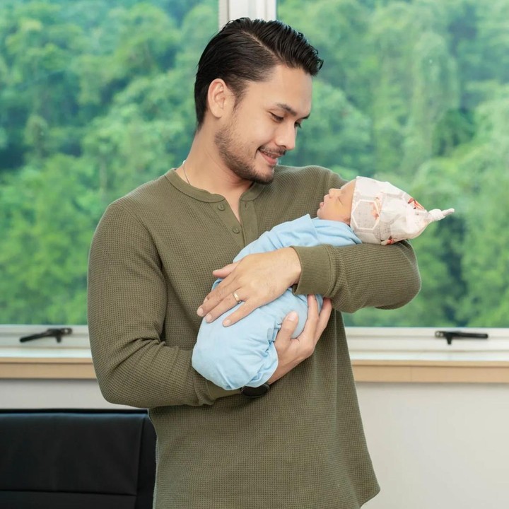 <p>Pada Juni 2023, Baby Asher lahir di rumah sakit di Bogor, Jawa Barat. Randy mengucap syukur karena sang putra lahir dalam kondisi sehat. "Puji syukur kepada Tuhan Yesus Kristus atas hari yang sangat indah ini. Rabu 21 juni 2023 tepat pukul 14.49 wib. Anak ke dua kami Asher Griffin Pangalila telah lahir dengan sehat dan selamat. Serta istri saya diberikan keselamatan dan kesehatan," ujar Randy dalam akun Instagramnya. (Foto: Instagram @randpunk)</p>