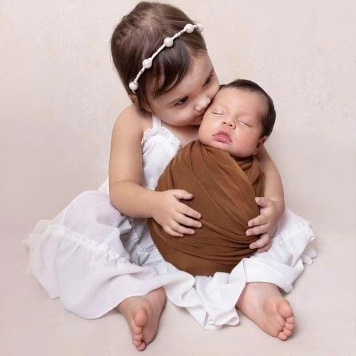 <p>Tak lama setelah Asher lahir, Randy dan Chelsey mengabadikan momen menggemaskan Blair bersama adiknya. Dalam potret ini, Blair tampak memeluk dan mencium pipi baby Asher, Bunda. (Foto: Instagram @randpunk)</p>
