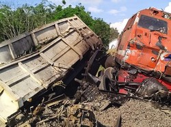 Kronologi Laka Kereta Hantam Truk Hingga Keluar Jalur di Lampung