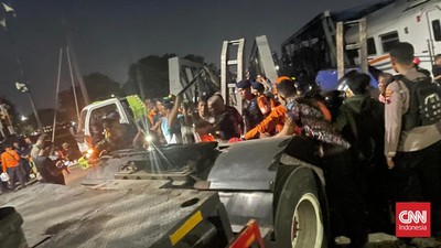 Petugas palang pintu perlintasan Jalan Madukuro Raya, Semarang, Jawa Tengah menyebut truk menerobos palang pintu.