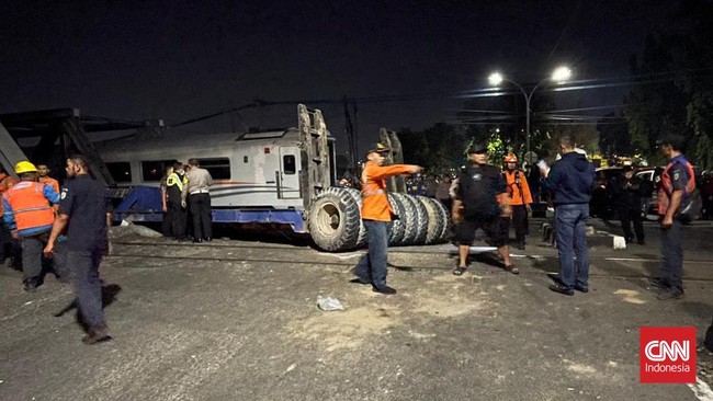 Gubernur Jawa Tengah Ganjar Pranowo mendatangi lokasi insiden tabrakan antara KA Bratas dan truk tronton.
