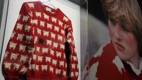 Terjual Rp17,6 M, Sweater Domba Hitam Putri Diana Pecah Rekor