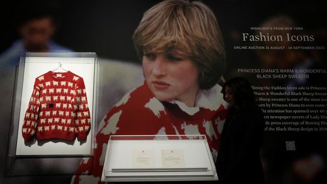 Sweater Putri Diana akan dilelang. Sweater rajut ikonik bermotif domba yang sudah menghilang lebih dari 40 tahun lamanya itu akan dijual ke publik.