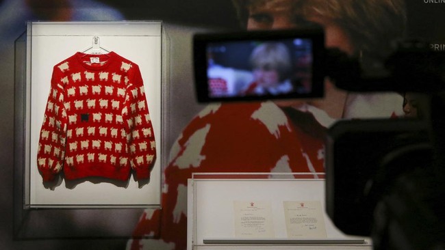 FOTO: Lelang Sweater Domba Hitam Ikonik Milik Putri Diana