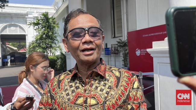 Bakal calon wakil presiden Mahfud MD mengaku sudah lama tahu Gibran akan maju bersama Prabowo dan menganggap persaingan dengan Prabowo-Gibran hal yang biasa.