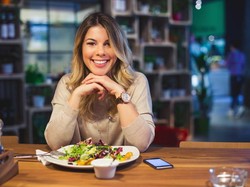 Temukan Rambut di Makanan Restoran? Ini 5 Hal yang Perlu Dilakukan