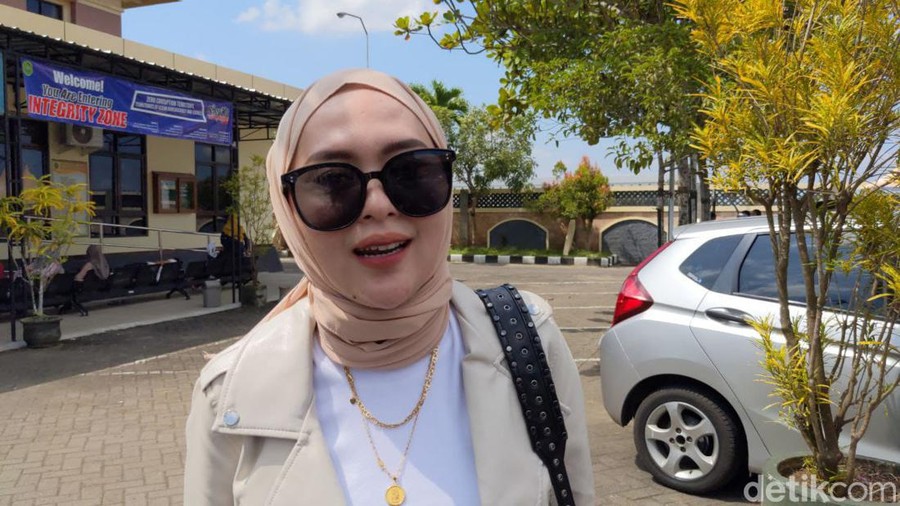 Meylisa Zaara usai sidang mediasi di PA Tulungagung