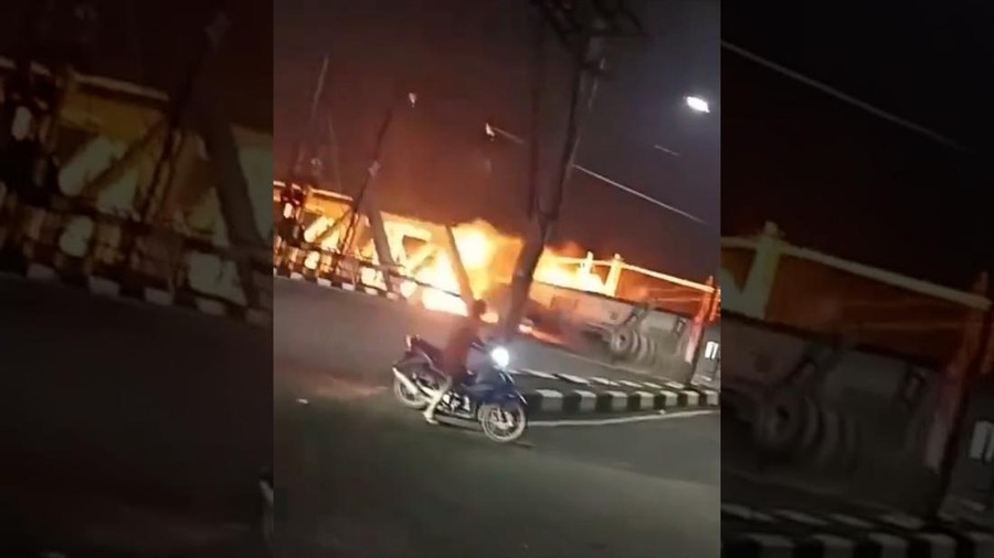 Momen Horor Truk Trailer Meledak Usai Ditabrak KA Brantas di Semarang Momen Horor Truk Trailer Meledak Usai Ditabrak KA Brantas di Semarang