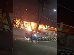 Ngeri! Truk Trailer Meledak Usai Ditabrak KA Brantas di Semarang