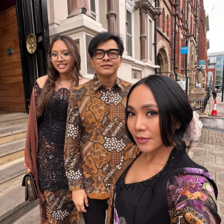 <p>"Sejarahnya saya, diuji tidak selesai kuliahnya. Ibunya, dia juga enggak selesai. Eh alhamdulillah anakku ini selesai S1, alhamdulillah perjuangan ya Allah," ungkap Armand Maulana. (Foto: Instagram @dewigita01 & YouTube Armand Maulana)</p>