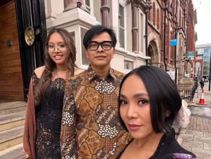 7 Potret Kelulusan Naja di Inggris, Armand Maulana & Dewi Bangga Sekolahkan Anak hingga S1