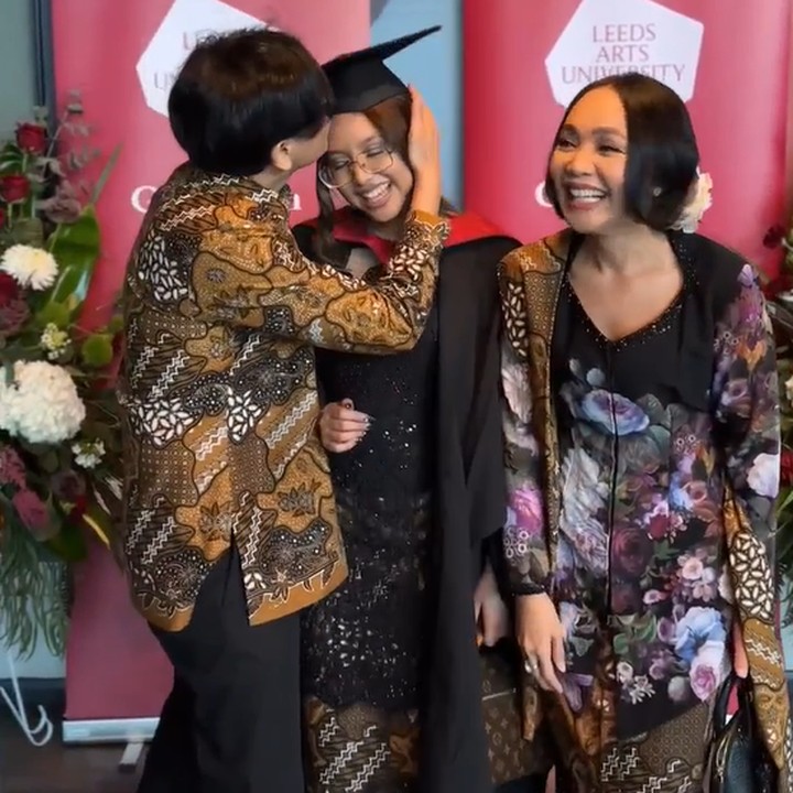 <p>Kebahagiaan tengah menyelimuti Armand Maulana dan istrinya, Dewi Gita. Putri mereka baru saja menyelesaikan pendidikan S1 di luar negeri. (Foto: Instagram @dewigita01 & YouTube Armand Maulana)</p>