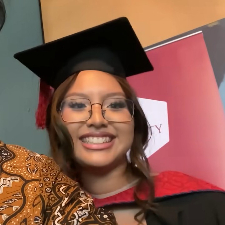 <p>Setlah Naja berhasil menyelesaikan S1, Armand berharap agar ia dan istrinya bisa diberi kemudahan untuk membuat putrinya melanjutkan ke jenjang yang lebih tinggi. "Tinggal nanti katanya S2 di London, mudah-mudahan dikasih kelancaran lahir batin, aamiin," katanya. (Foto: Instagram @dewigita01 & YouTube Armand Maulana)</p>