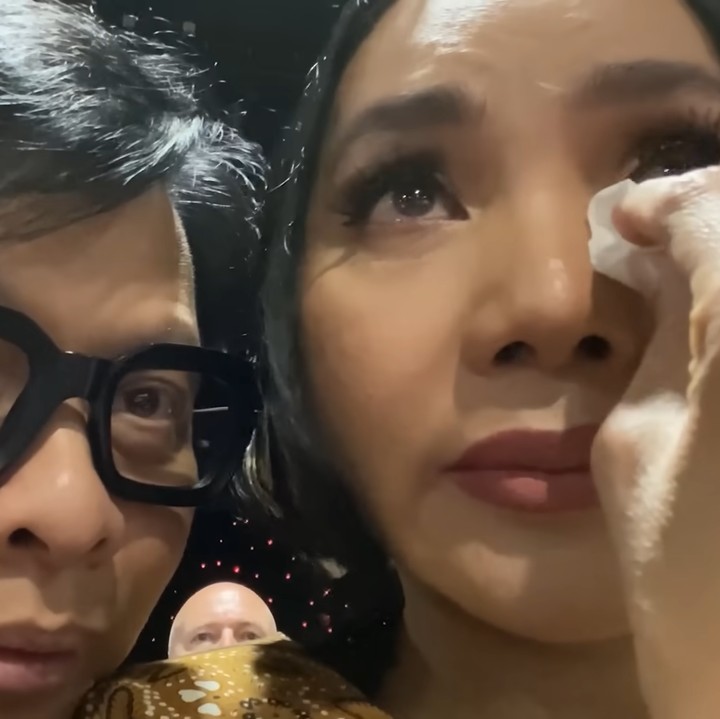 <p>Melihat putrinya yang wisuda, Armand Maulana dan Dewi Gita tak bisa menahan rasa haru. Dewi sampai menangis ketika menyaksikan Naja naik ke atas panggung. (Foto: Instagram @dewigita01 & YouTube Armand Maulana)</p>