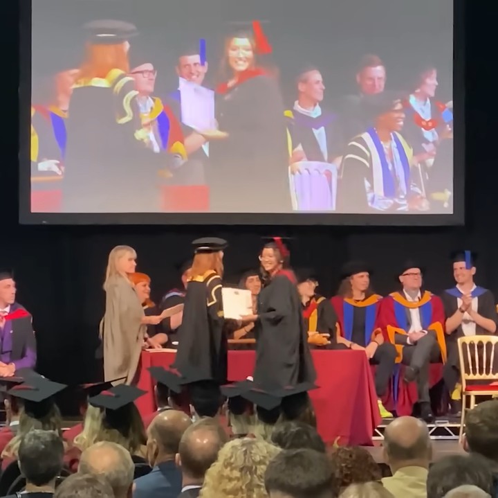 <p>Naja Dewi Maulana lulus dari Leeds Arts University, salah satu kampus bergengsi yang berada di Inggris, Bunda. (Foto: Instagram @dewigita01 & YouTube Armand Maulana)</p>