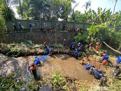 Pandawara Group Bersihkan Kali Krukut Depok Bareng Karyawan Pupuk Kaltim