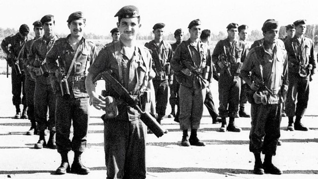Israel gempar ketika sekitar 170 personel pasukan khusus nomor wahid mereka, Sayeret Matkal, mengancam mogok karena pemerintah tak mendengarkan aspirasi rakyat.