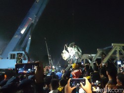Ringsek Parah, Ini Penampakan Kepala Truk yang Dihantam KA Brantas di Semarang