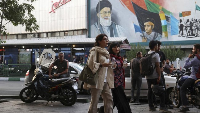 Parlemen Iran meloloskan rancangan undang-undang (RUU) memperketat aturan berpakaian bagi warga, terutama perempuan yang tak berhijab.