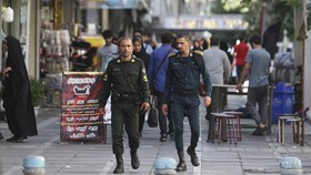 Buru Agen Mossad, Iran Curigai Orang Pakai Topi dan Kacamata Hitam