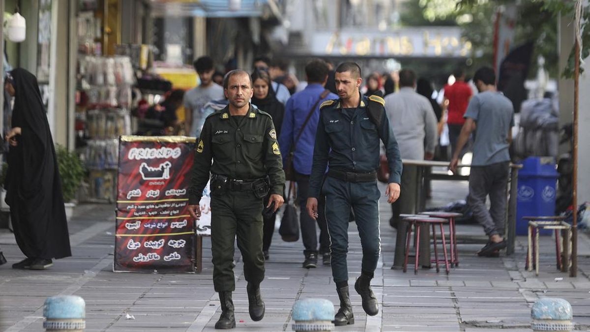 Buru Agen Mossad, Iran Curigai Orang Pakai Topi dan Kacamata Hitam