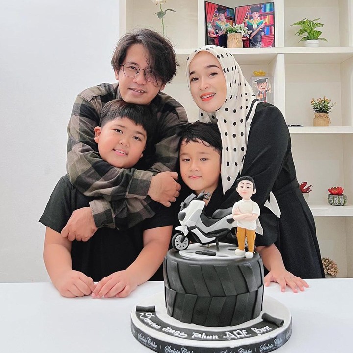 <p>Perpisahan tak membuat Ayus Sabyan menjauh dari anak-anknya. Ia kerap membantu sang mantan istri, Ririe Fairuz, untuk merawat kedua anaknya. (Foto: Instagram: @ririe_fairus)</p>