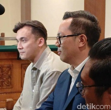 6 Potret Rendy Kjaernett & Lady Nayoan Tersenyum Saat Sidang Cerai Perdana