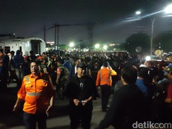 Ribuan Warga Padati Lokasi Kecelakaan KA Vs Truk di Madukoro Semarang