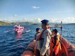 Pemancing Ikan Hilang Saat Ambil Dayung Perahu di Laut