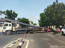 Warga Harap Sabar, Begini Kondisi Truk Melintang yang Bikin Macet di Tebet