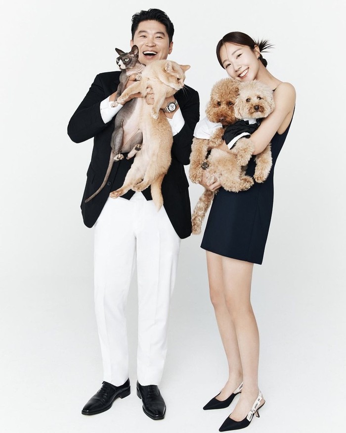 Sementara itu, diketahui istri Choiza merupakan sosok non-selebriti yang bekerja sebagai penjaga hewan peliharaan. Dalam foto pre-wedding pasutri tersebut bahkan mengajak hewan peliharaan untuk turut ikut berfoto bersama./ Foto: instagram.com/choiza11