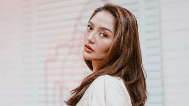 Siti Badriah curhat menjalani operasi kelenjar getah bening di ketiak yang awalnya dikira jerawat karena kecil, tapi terus membesar.
