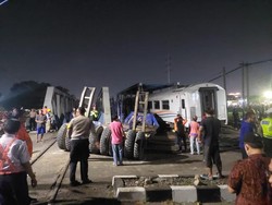 Ada Penumpang Lompat Saat Tabrakan KA Brantas Vs Truk Trailer di Semarang