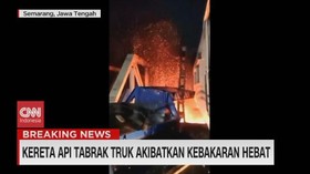 VIDEO: Tabrakan Maut, Kereta Api Tabrak Truk Akibatkan Kebakaran Hebat